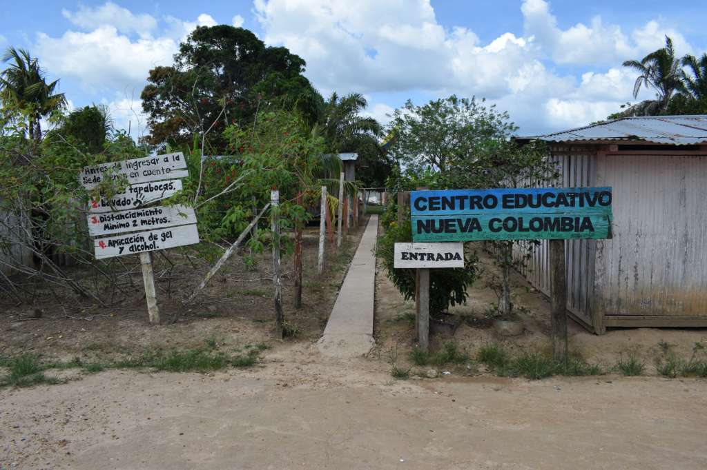 La construcción principal de la escuela de Nueva Colombia tiene dos salones para tomar clases, una oficina para los profesores y los baños. Más adentro están las habitaciones para los maestros y un comedor. El resto del espacio se lo toma la cancha de fútbol y la huerta.