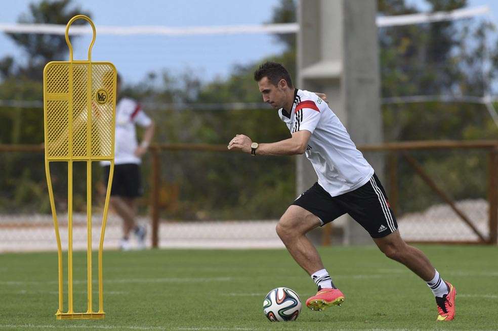 Miroslav Klose, en uno de los entrenamientos de Alemania en la ciudad de Porto Seguro. / EFE