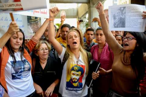 Familiares de "presos políticos" venezolanos inconformes tras reunión con defensor
