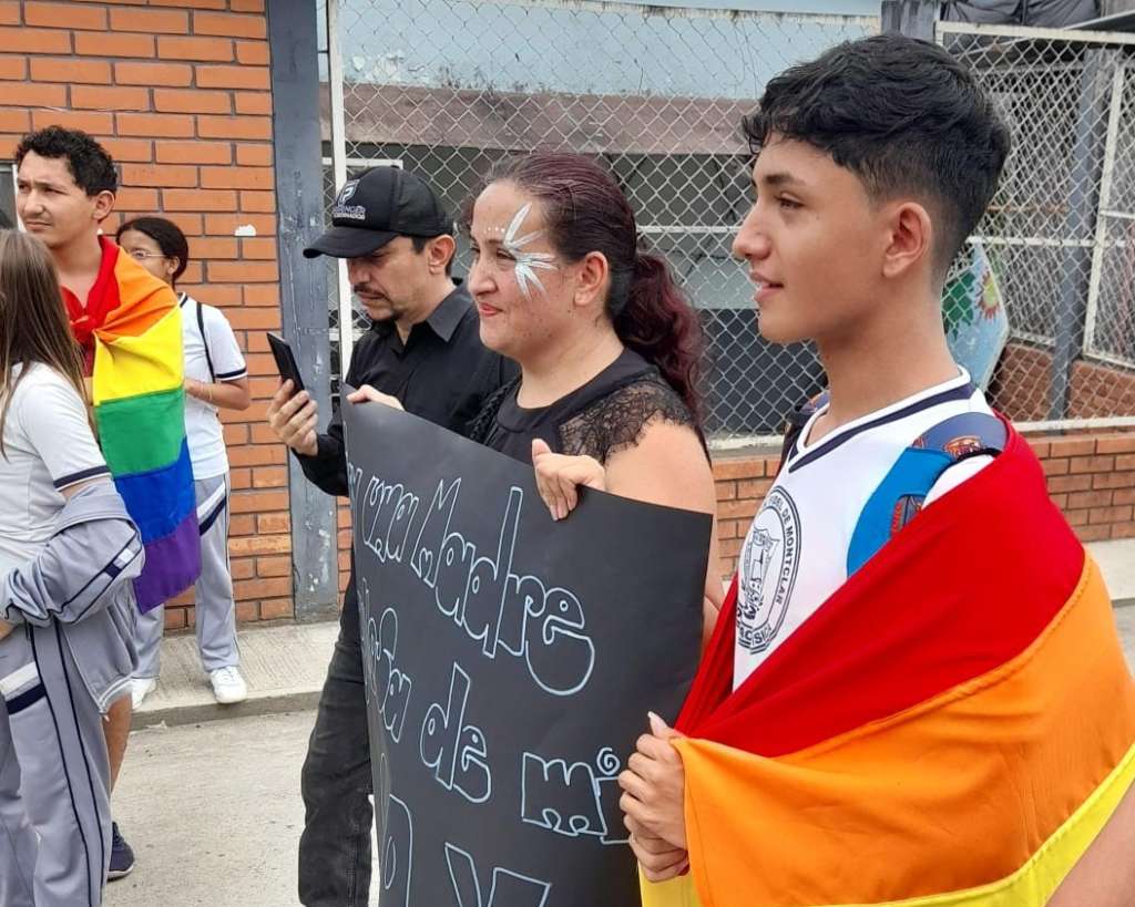 Lilia Sánchez y su hijo Nicolás Zapata se manifestaron pacíficamente frente las instalaciones del colegio.