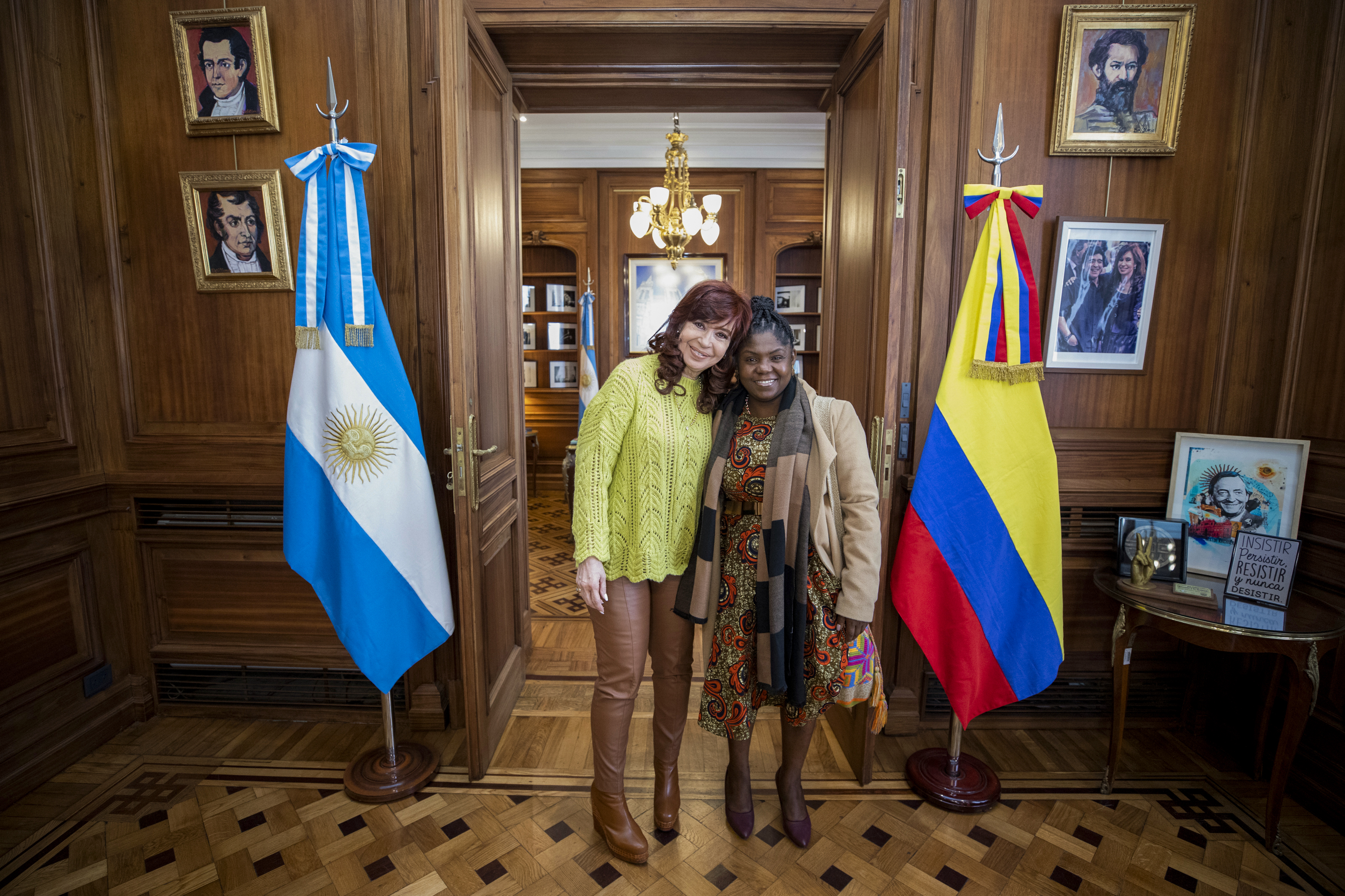 AME6283. BUENOS AIRES (ARGENTINA), 29/07/2022.- Fotografía cedida por la oficina de prensa de la expresidenta de Argentina Cristina Fernández donde se ve a Fernández (i) posando con la vicepresidenta electa de Colombia Francia Márquez hoy, en Buenos Aires (Argentina). Márquez inició este viernes una visita de dos días a Buenos Aires como parte de una gira por varios países de Suramérica previa a asumir el cargo que ya la llevó a Brasil, donde mantuvo reuniones con el expresidente Luiz Inácio Lula da Silva y representantes del movimiento negro brasileño, y a Chile, donde fue recibida por el presidente Gabriel Boric. EFE/ Prensa Cristina Fernández/SOLO USO EDITORIAL/ SOLO DISPONIBLE PARA ILUSTRAR LA NOTICIA QUE ACOMPAÑA (CRÉDITO OBLIGATORIO)