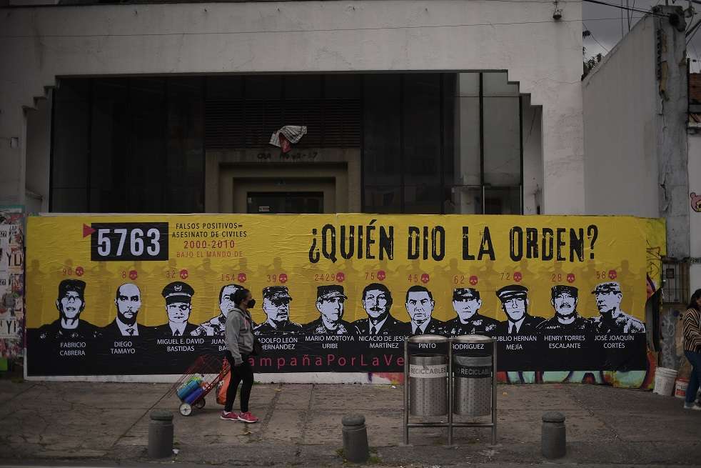 El 30 de septiembre de 2020, el mural titulado Quién dio la orden, con los rostros de 12 generales del Ejército (activos y retirados) fue instalado a las afueras de la sede de la JEP, en Bogotá. Cinco días después, amaneció cubierto por completo con pintura negra.
