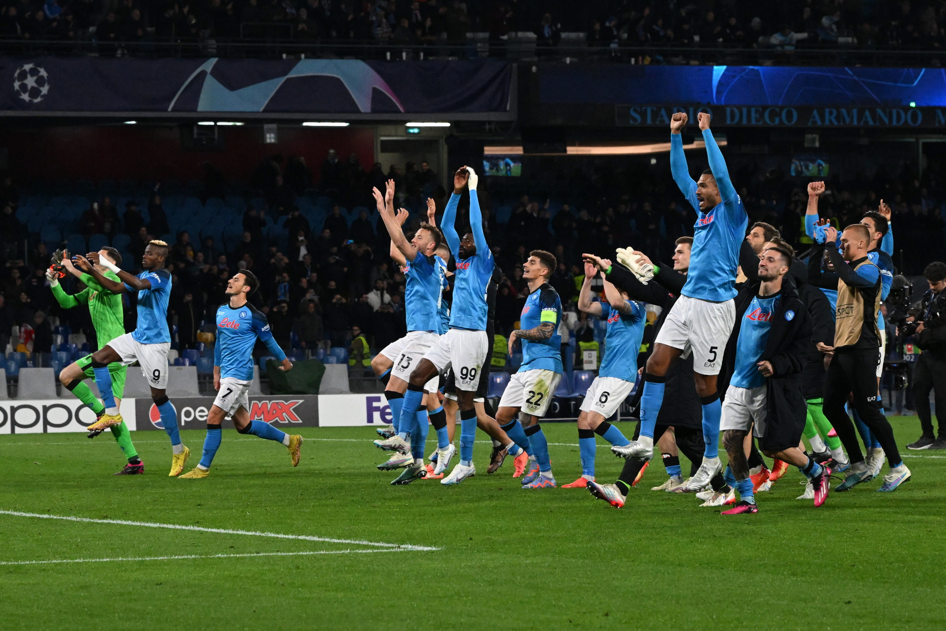 Naples (Italy), 15/03/2023.- Players of Napoli celebrate after winning the UEFA Champions League Round of 16, 2nd leg match between SSC Napoli and Eintracht Frankfurt, in Naples, Italy, 15 March 2023. (Liga de Campeones, Italia, Nápoles) EFE/EPA/CIRO FUSCO