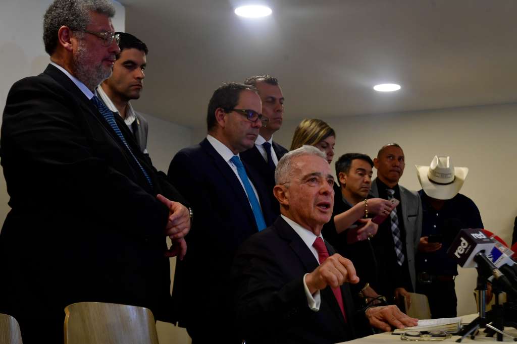 Expresidente y jefe del Centro Democrático se reunió en Bogotá con delegados de la Comisión Interamericana de Derechos Humanos (CIDH).