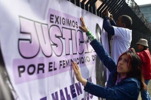 La mañana del martes 30 de abril, durante la audiencia de continuación del juicio de Jhon Poulos, integrantes de la organización feminista Destapemos la Olla, realizaron un plantón frente a los juzgados de Paloquemao.