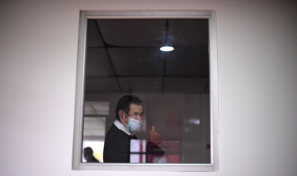Plinio José Avendaño fue sin duda el más entusiasta, aquí momentos antes de que fuera dado de alta.Mauricio AlvaradoLa batalla fue grande, sabiendo que esta población es la más sensible para contraer el virus, en el entendido que las cifras epidemiológicas de contagio y letalidad a escalas mundial y nacional recaen sobre los mayores de 70 años y, en especial, en los centros de protección o asistencia al adulto mayor.Los superabuelos que resistieron los avatares del coronavirus fueron Carlos Julio Cruz, de 71 años; Hernando Bordo Ballesteros, de 68 años; José Hermilio Bachiller, de 61 años; María Elisa Díaz Rodríguez, de 95 años, y Plinio José Avendaño, de 65 años, gracias a la dedicación, atención y entrega del equipo profesional conformado por médicos, enfermeras, trabajadores sociales, religiosas, entre otros. Ahora gozan de excelentes condiciones de salud y se integran nuevamente a su vida social y comunitaria dentro del centro de protección.