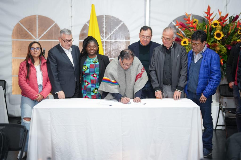 Presidente Gustavo Petro al momento de sancionar la Ley de la "Paz total".