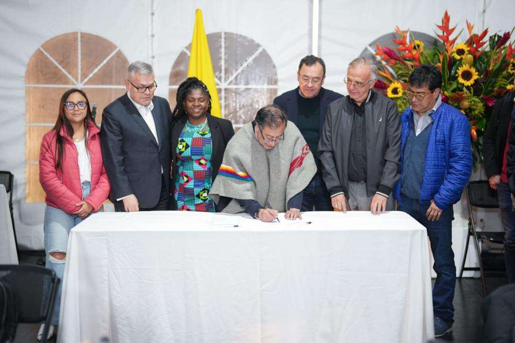 Presidente Gustavo Petro al momento de sancionar la Ley de la "Paz total".