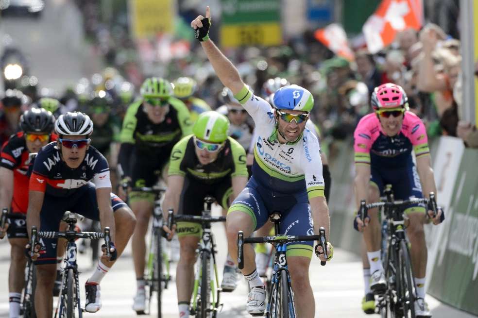 Jarlinson Pantano (izq.) en la llegada de la segunda fracción de la competencia ciclística. / AFP