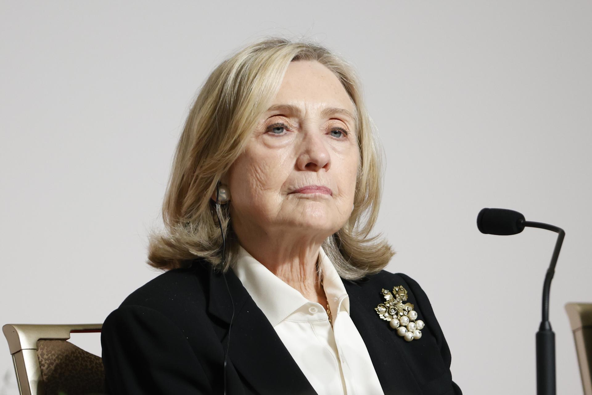 TOKYO (Japan), 21/10/2025.- US politician Hillary Rodham Clinton attends a press conference for the 36th Praemium Imperiale in Tokyo, Japan, 21 October 2025. The Praemium Imperiale is a global arts prize awarded annually by the Japan Art Association. Five laureates are nominated in the fields of painting, sculpture, architecture, music, and theater/film. For its 36th edition, the Praemium Imperiale awards have been given to Scottish painter Peter Doig, Serbian sculptor Marina Abramovic, Portuguese architect Eduardo Souto de Moura, Hungarian pianist Andras Schiff, and Belgian choreographer and dancer Anne Teresa De Keersmaeker. (Japón, Tokio) EFE/EPA/RODRIGO REYES MARIN
