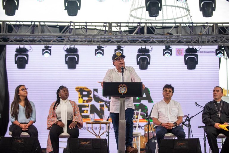 Petro afirma que en Buenaventura se está dando el “primer proceso de paz urbano”