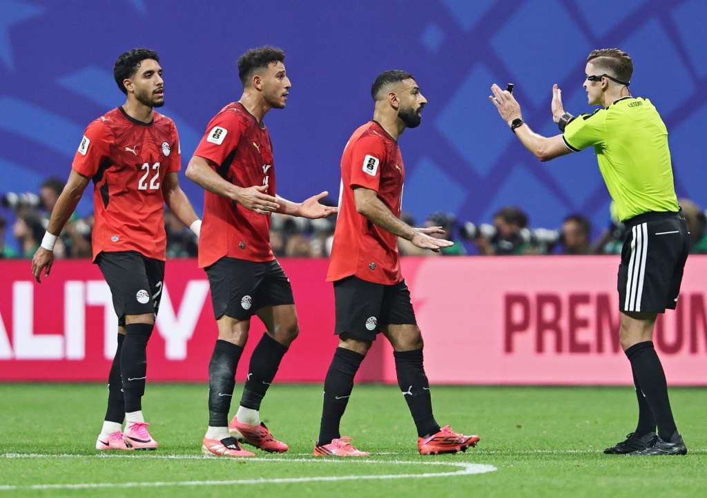 ATLANTA (United States), 07/07/2026.- Referee Francois Letexier (R) gestures to Mo Salah of Egypt during the FIFA World Cup 2026 Round of 16 match Argentina against Egypt, in Atlanta, USA, 07 July 2026. (Egipto) EFE/EPA/RONALD WITTEK