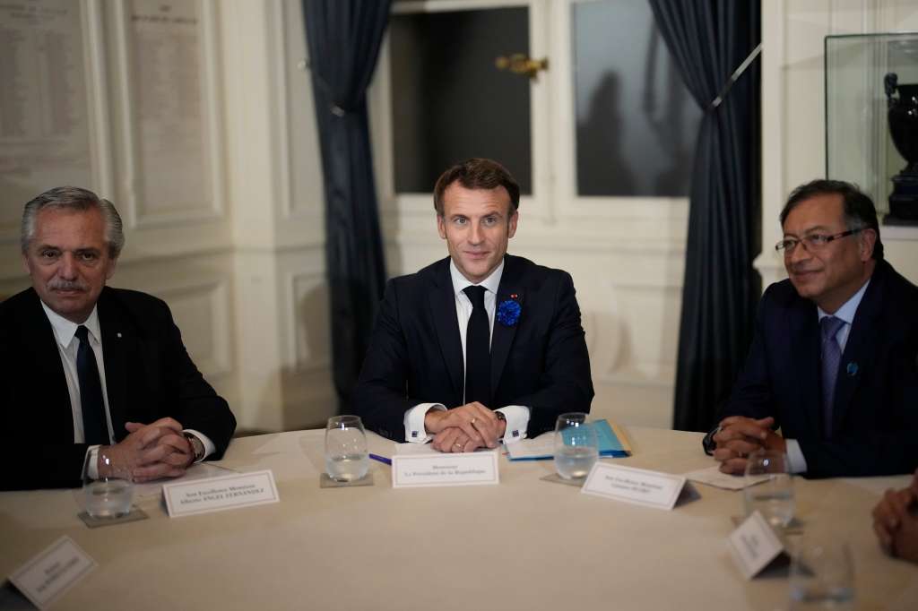 Paris (France), 11/11/2022.- French President Emmanuel Macron (C) holds a meeting with Argentinian President Alberto Fernandez (L) and President of Colombia Gustavo Petro (R) at the Peace Forum in Paris, France, 11 November 2022. France hosts leaders from multiple countries to discuss world peace and what to do about Ukraine. (Francia, Ucrania) EFE/EPA/Christophe Ena / POOL POOL PHOTO MAXPPP OUT