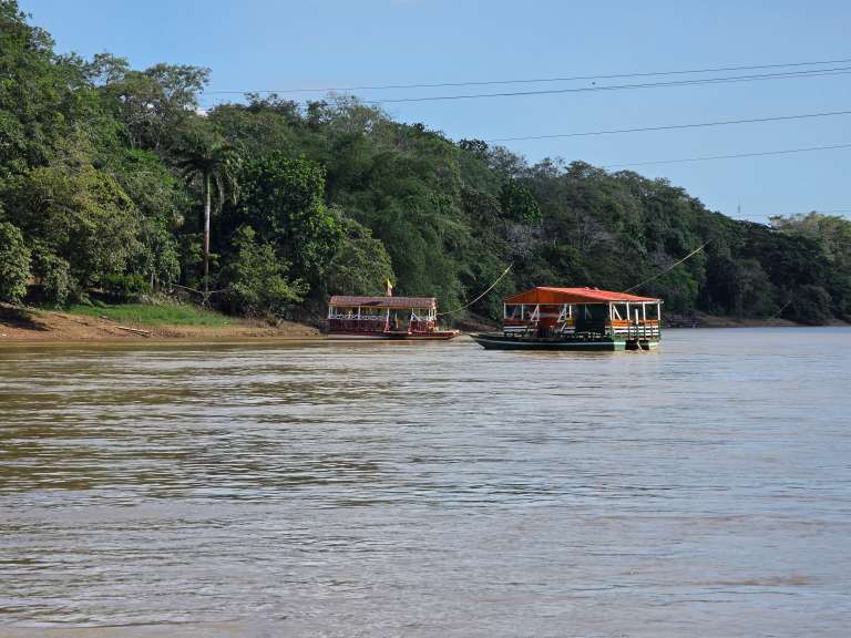 La experiencia puede completarse cruzando el río Sinú en los tradicionales planchones, una de las imágenes más representativas de Montería. Estas embarcaciones artesanales surgieron como una solución para transportar personas, mercancías y ganado entre ambas orillas del río y, con el paso de los años, se convirtieron en un símbolo de la ciudad. Movidos por la corriente y guiados por una guaya, los planchones siguen funcionando hoy como un medio de transporte único.