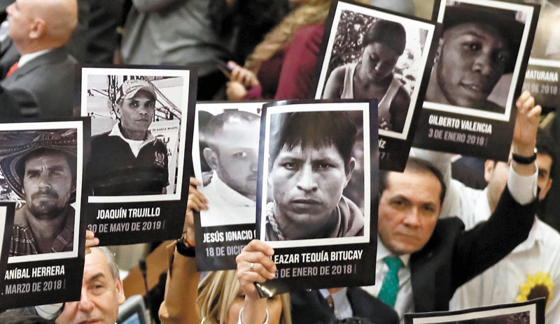 AME8611. BOGOT¡ (COLOMBIA), 20/07/2019.- Congresistas sostienen fotografÌas de lideres sociales asesinados durante la instalaciÛn del nuevo periodo de sesiones del Congreso colombiano este s·bado, en Bogot· (Colombia). El clamor "ni uno m·s", en referencia al asesinato de lÌderes sociales, resonÛ este s·bado en el Congreso colombiano en donde el presidente Iv·n Duque instalÛ el nuevo periodo legislativo con la advertencia a la guerrilla del ELN de que no ser· un obst·culo para la paz del paÌs. EFE/ Mauricio DueÒas CastaÒedaZ2CQTev