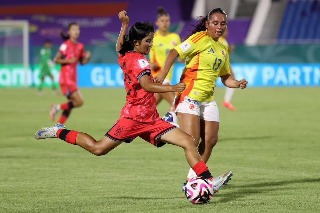 AME7997. SANTO DOMINGO (REPÚBLICA DOMINICANA), 16/10/2024.- Han Gukhee (i) de Corea del Sur disputa el balón con Nicoll Cardenas de Colombia este miércoles, en un partido del Mundial femenino sub-17 en el estadio Olímpico Félix Sánchez de Santo Domingo (República Dominicana). EFE/Orlando Barría