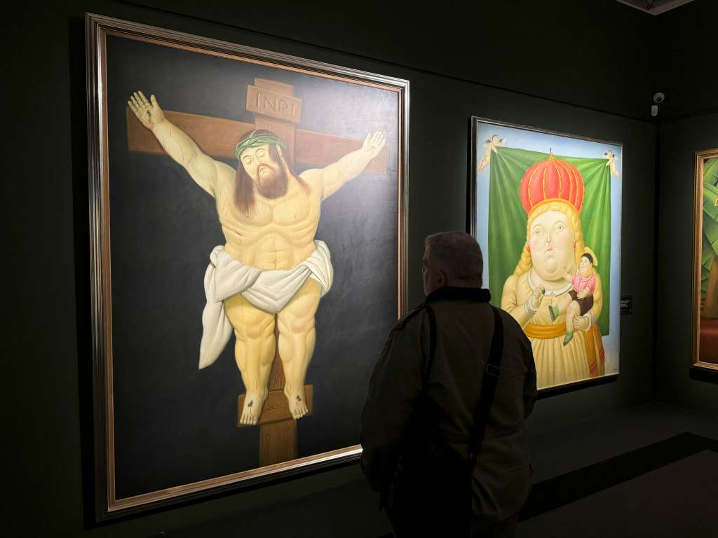 ROMA, 16/09/2024.- El universo único del artista colombiano Fernando Botero ha llegado al centro de Roma con la mayor exposición sobre su obra organizada en Italia, su segunda patria, todo un homenaje a un año de su muerte con lienzos famosos, también inéditos y otros que entrañan en su pintura historias personales del maestro.EFE/ Gonzalo Sánchez