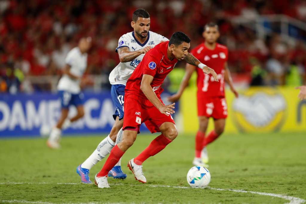 AMDEP8946. CALI (COLOMBIA), 22/07/2025.- Daniel Bocanegra (d) de América disputa un balón con Willian José de Bahía este martes, durante un partido de la eliminatoria para octavos de final de la Copa Sudamericana entre América de Cali y Bahía en el estadio Pascual Guerrero en Cali (Colombia). EFE/ Ernesto Guzman Jr