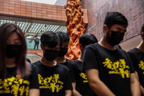 Una opositora es detenida en Hong Kong durante el aniversario de Tiananmen