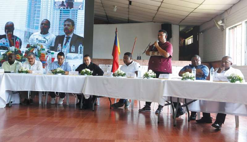 Los voceros en la mesa de diálogo socio jurídico en Buenaventura pidieron al presidente una reunión urgente para hablar sobre compromisos de paz. EFE/ Ernesto Guzmán