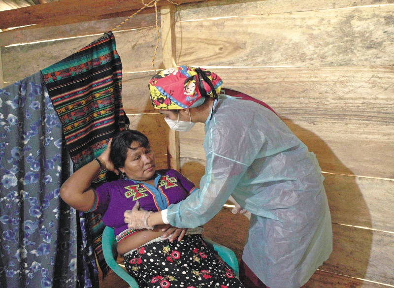 Las capacitaciones se enfocaron en la realización de un correcto autoexamen y la detección de anomalías en los senos. / Cortesía Fundación Avon Colombia