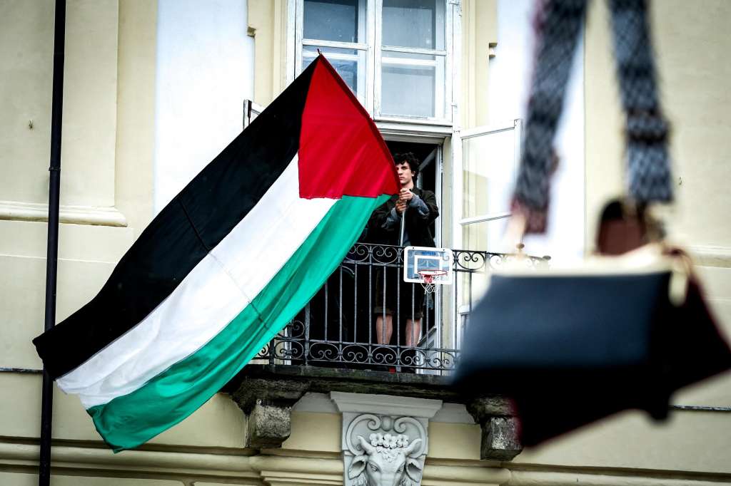 Turin (Italy), 18/05/2024.- A person waves the Palestine flag from a window during a rally in support of Palestinian people, in Turin, Italy, 18 May 2024. More than 35,000 Palestinians and over 1,400 Israelis have been killed, according to the Palestinian Health Ministry and the Israel Defense Forces (IDF), since Hamas militants launched an attack against Israel from the Gaza Strip on 07 October 2023, and the Israeli operations in Gaza and the West Bank which followed it. (Protestas, Italia) EFE/EPA/TINO ROMANO