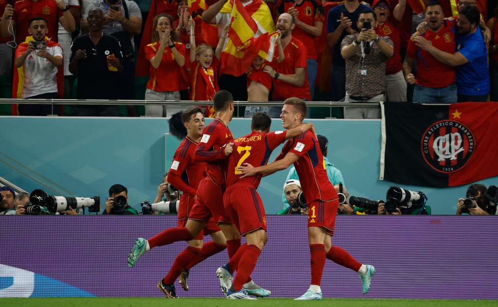 . DOHA (CATAR), 23/11/2022.- Jugadores de España celebran un gol hoy, en un partido de la fase de grupos del Mundial de Fútbol Qatar 2022 entre España y Costa Rica en el estadio Al Zumama en Doha (Catar). EFE/José Méndez