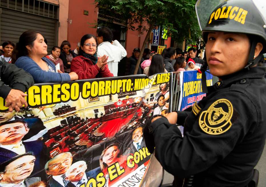Peruanos protestan al frente del Congreso en Lima. / AFP