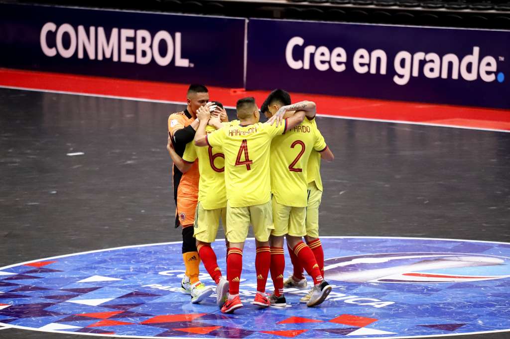 AME3673. ASUNCIÓN (PARAGUAY), 05/02/2022.- Los jugadores de Colombia celebran un gol ante Paraguay, durante un partido de semifinales de la Conmebol Copa América Futsal 2022, en la SND Arena de la Secretaría Nacional de Deportes, en Asunción (Paraguay). EFE/ Nathalia Aguilar