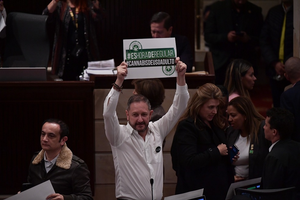 La plenaria de la Cámara de Representantes aprobó la regulación del cannabis de uso adulto con 98 votos a favor y 57 en contra.