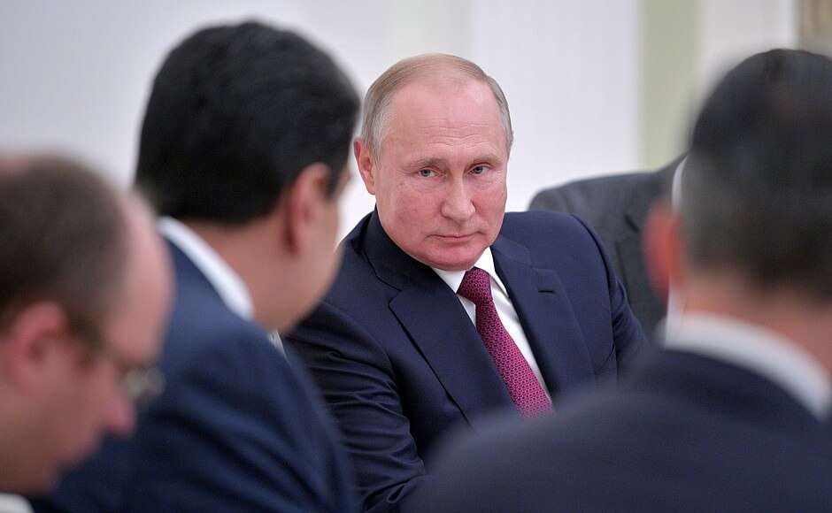 Vladimir Putin, presidente de Rusia, observa a su homólogo venezolano, Nicolás Maduro, en una reunión oficial en Moscú en septiembre de 2019. / Kremlin