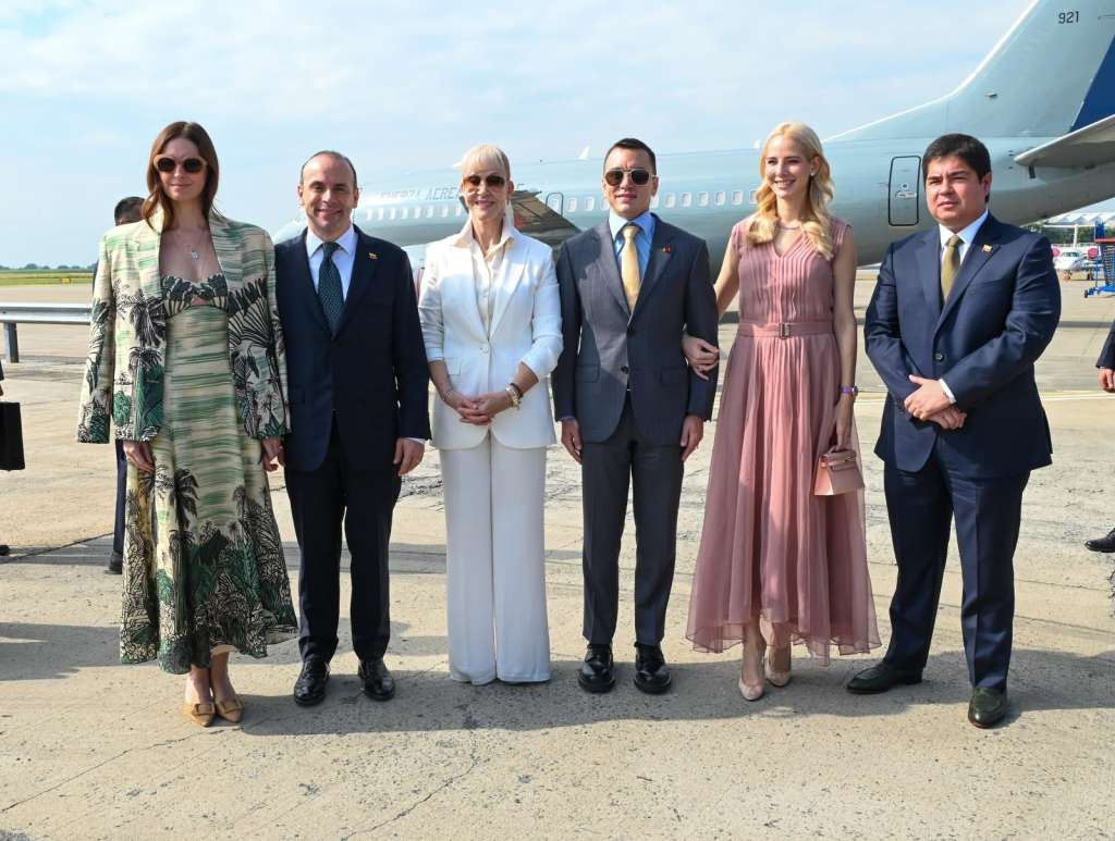 AME6779. CALI (COLOMBIA), 07/08/2026.- Fotografía cedida por la Alcaldía de Cali que muestra al presidente de Ecuador, Daniel Noboa (c-d), posando junto a su esposa, Lavina Valbonesi (2-d), la gobernadora del Valle del Cauca, Dilian Francisca Toro (c-i), el alcalde de Cali, Alejandro Eder (2-i), y su esposa Taliana Vargas (i), a su llegada para asistir a la investidura del presidente electo de Colombia, Abelardo de la Espriella, este viernes, en Cali (Colombia). EFE/ Alcaldía de Cali /SOLO USO EDITORIAL SOLO DISPONIBLE PARA ILUSTRAR LA NOTICIA QUE ACOMPAÑA (CRÉDITO OBLIGATORIO)