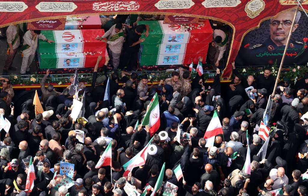 TEHRAN (Iran (Islamic Republic Of)), 28/06/2025.- Iranians attend a funeral ceremony for Iranian IRGC generals and scientists who were killed in recent Israeli airstrikes, in Tehran, Iran, 28 June 2025. Israel has been conducting a campaign across Iran since 13 June, targeting nuclear, military, and energy facilities, prompting Iran to launch retaliatory waves of missiles and drones toward Israel. (Teherán) EFE/EPA/ABEDIN TAHERKENAREH