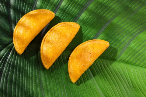 Masa crocante para empanadas de maíz trillado amarillo con ají de lulo