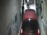 Video: mientras parqueaba en su casa, ladrones con pistolas le robaron el carro