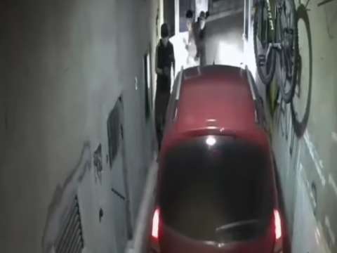 Video: mientras parqueaba en su casa, ladrones con pistolas le robaron el carro