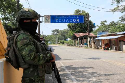 Fuerzas de seguridad Ecuador detienen a más de 100 personas en toque de queda nocturno