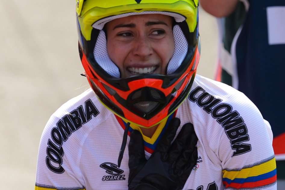 Tras cruzar la meta, Mariana corrió a celebrar con su entrenador.  / AFP