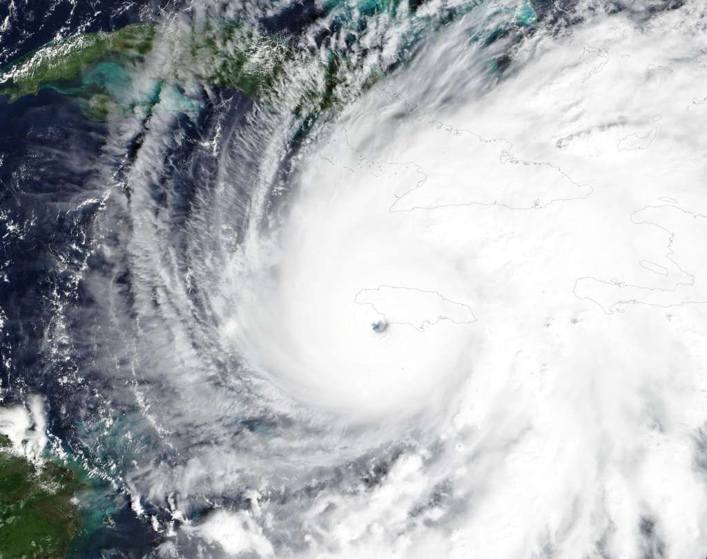 Caribbean (-), 28/10/2025.- A handout satellite image made available by NASA's Worldview application, part of the NASA Earth Science Data and Information System (ESDIS), shows Hurricane Melissa approaching Jamaica, 28 October 2025. The Category 5 storm made landfall on the Caribbean island on 28 October, prompting the National Hurricane Center (NHC) to warn of 'catastrophic' flash flooding, landslides, and destructive winds as it slowly moves north-northeastward. (tormenta) EFE/EPA/NASA WORLDVIEW HANDOUT -- MANDATORY CREDIT --HANDOUT EDITORIAL USE ONLY/NO SALES
