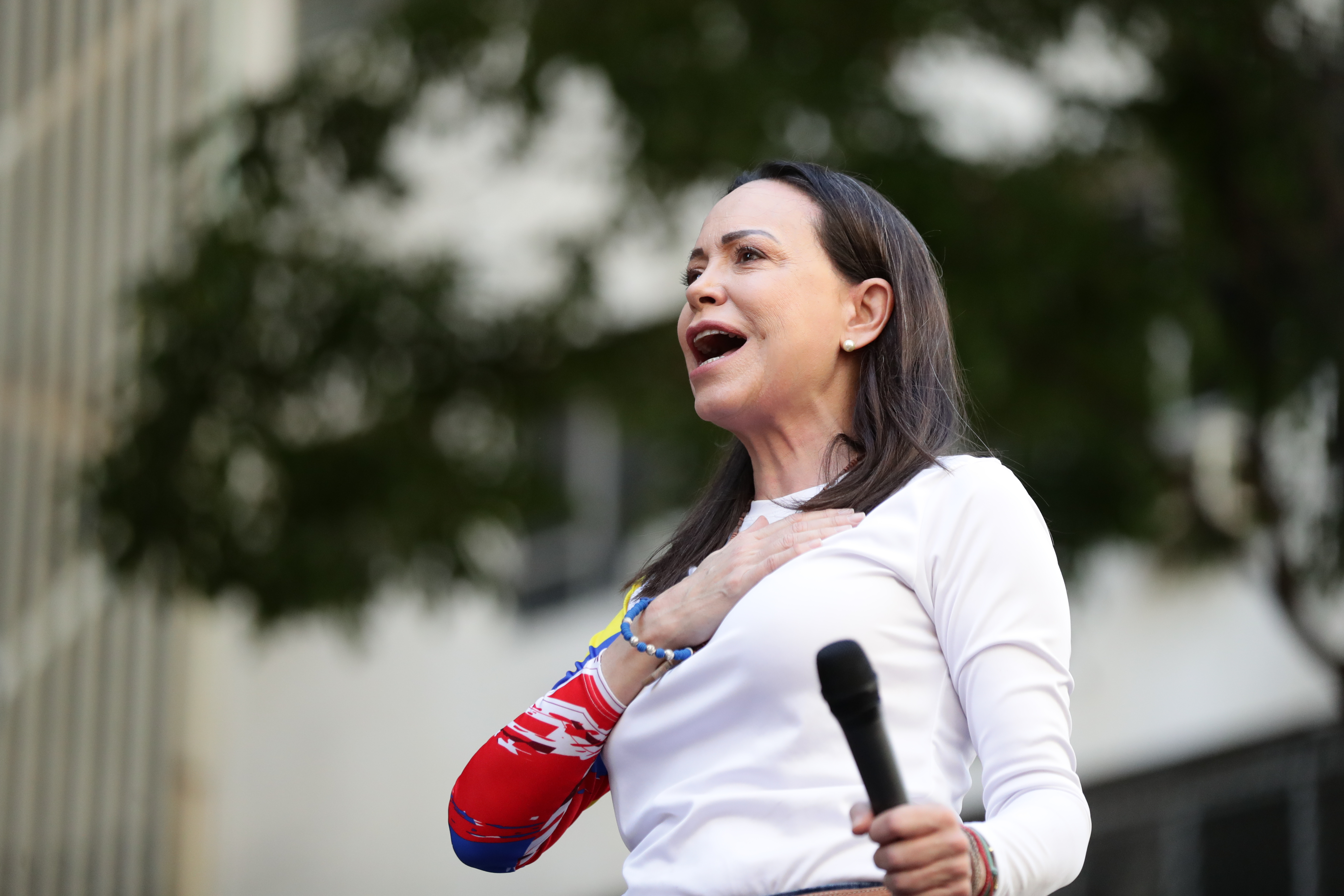 AME9799. CARACAS (VENEZUELA), 09/01/2025.- La líder antichavista María Corina Machado pronuncia un discurso este jueves, en una manifestación en Caracas (Venezuela). Machado expresó, cuando salió de la clandestinidad para participar en una protesta en Caracas, que Venezuela "superó el miedo" al estar en las calles para -aseguró- defender el reclamado triunfo de Edmundo González Urrutia en las elecciones del pasado julio, en las que Nicolás Maduro fue proclamado ganador por el organismo comicial. EFE/ Ronald Pena R.