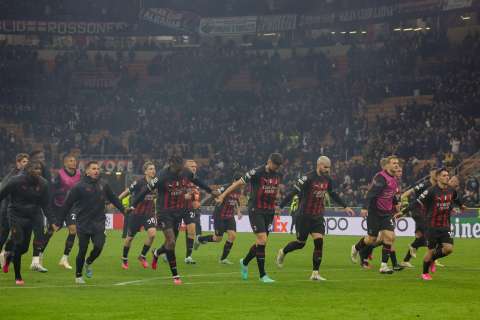 Milan dio el primer golpe ante un Nápoles sin efectividad