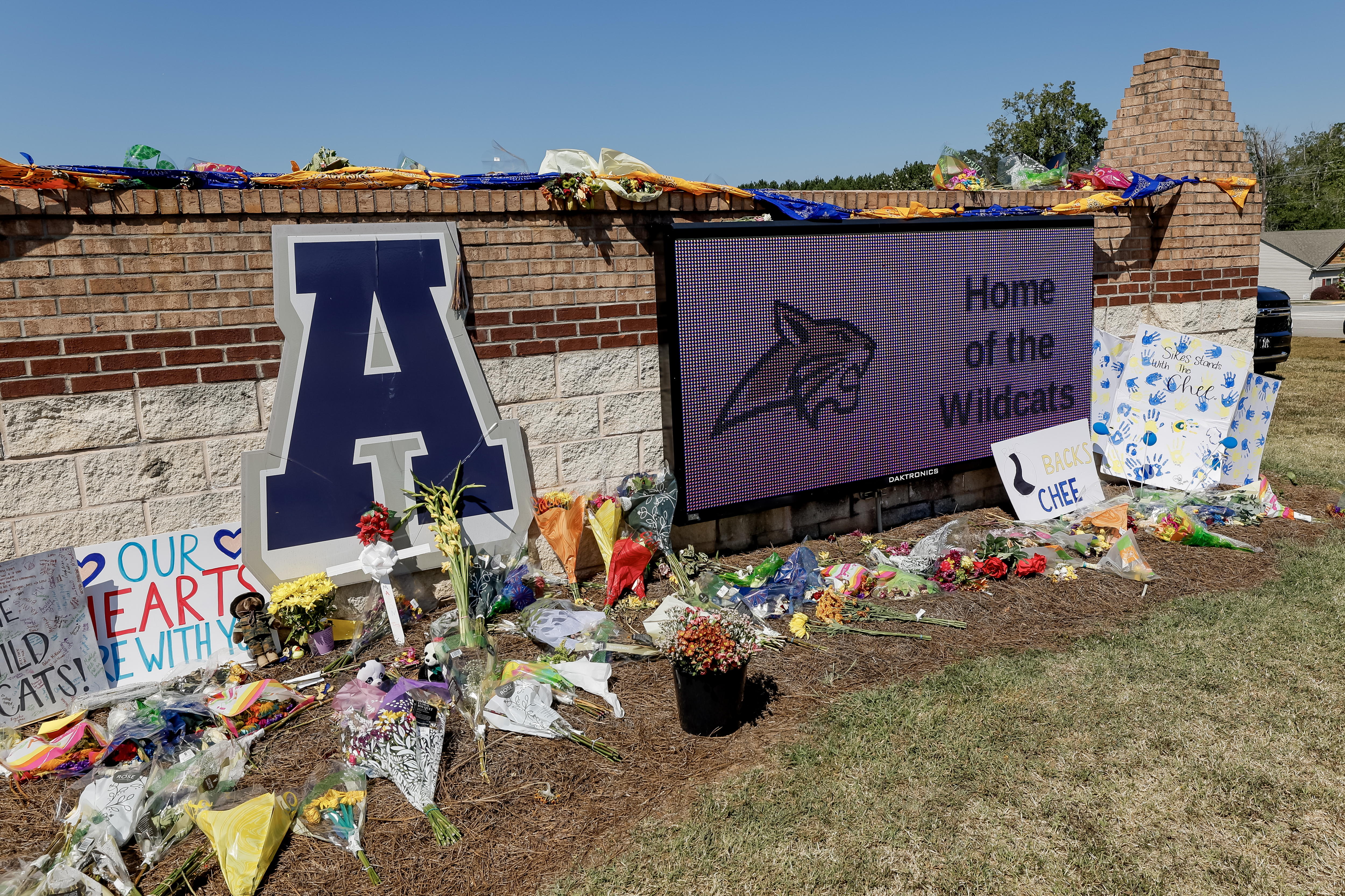 Winder (United States), 09/09/2024.- Mourners leave messages of support at the sign in front of Apalachee High School, days after a shooting left two students and two teachers dead in Winder, Georgia, USA, 09 September 2024. A 14-year-old student suspect and his father have been charged in the 05 September shooting. Classes have not resumed at the school and several social media hoax threats have been reported around the country. EFE/EPA/ERIK S. LESSER