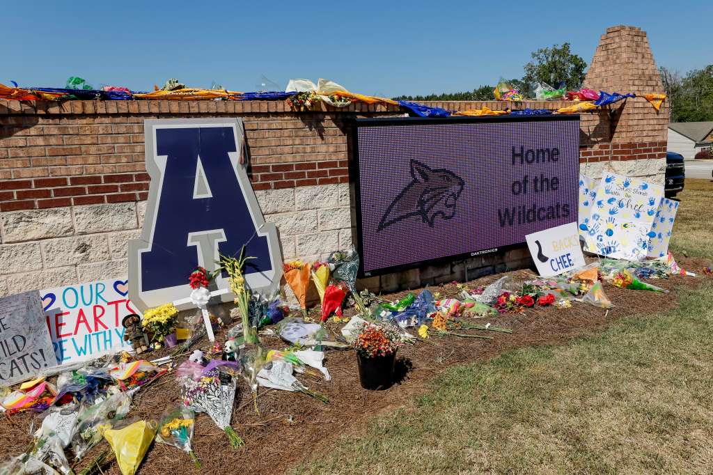Winder (United States), 09/09/2024.- Mourners leave messages of support at the sign in front of Apalachee High School, days after a shooting left two students and two teachers dead in Winder, Georgia, USA, 09 September 2024. A 14-year-old student suspect and his father have been charged in the 05 September shooting. Classes have not resumed at the school and several social media hoax threats have been reported around the country. EFE/EPA/ERIK S. LESSER