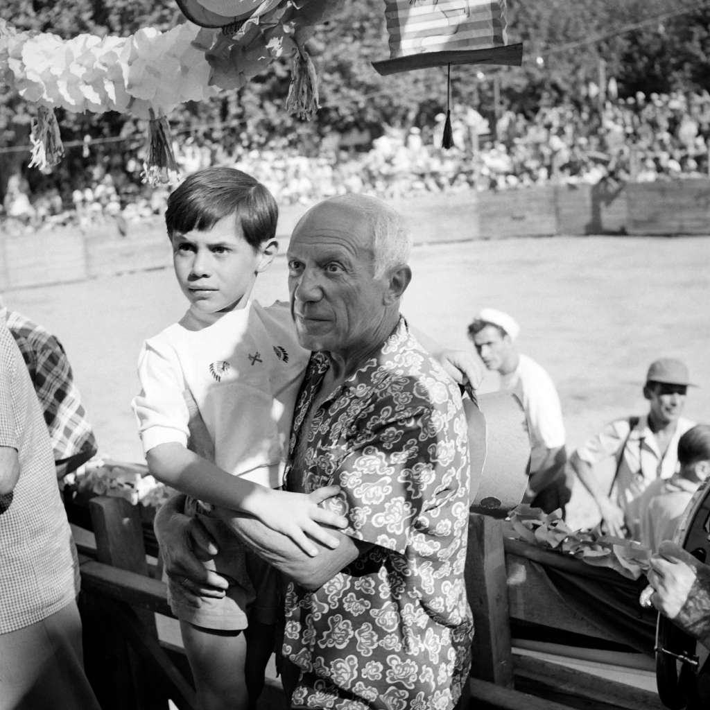 Esta fotografía tomada el 2 de agosto de 1954 en Vallauris muestra al pintor español Pablo Picasso (derecha) y su hijo Claude (izquierda) durante una corrida de toros.