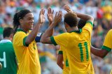 Ronaldinho y Neymar apuntalan primera victoria en la nueva era Scolari
