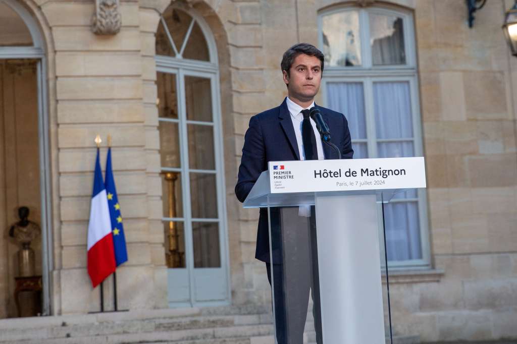 Paris (France), 07/07/2024.- French Prime Minister Gabriel Attal addresses the media after the announcement of the results of the second round of the legislative elections at Hotel Matignon in Paris, France, 07 July 2024. Attal announced that he would hand in his resignation on 08 July. France voted on 07 July for the second round of the legislative elections. According to the first official results, the leftist alliance Le Nouveau Front Populaire (NFP) came ahead of French President Macron's ruling coaltion and the extreme right Rassemblement National (RN). (Elecciones, Francia) EFE/EPA/VALENTINA CAMU