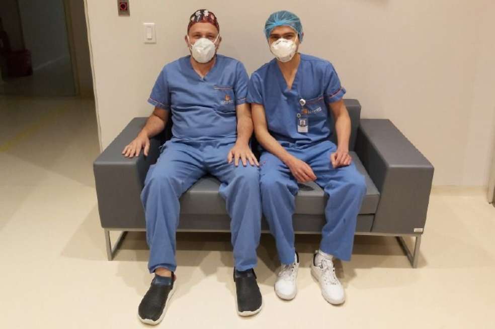 De izquierda a derecha: Alexander Duarte, sobreviviente de coronavirus y Jhonatan Celis, su amigo y compañero de trabajo.