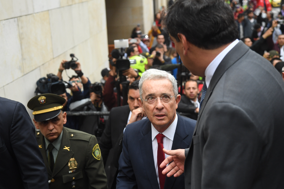 Álvaro Uribe Vélez junto al representante a la Cámara Álvaro Hernán Prada (de espaldas).