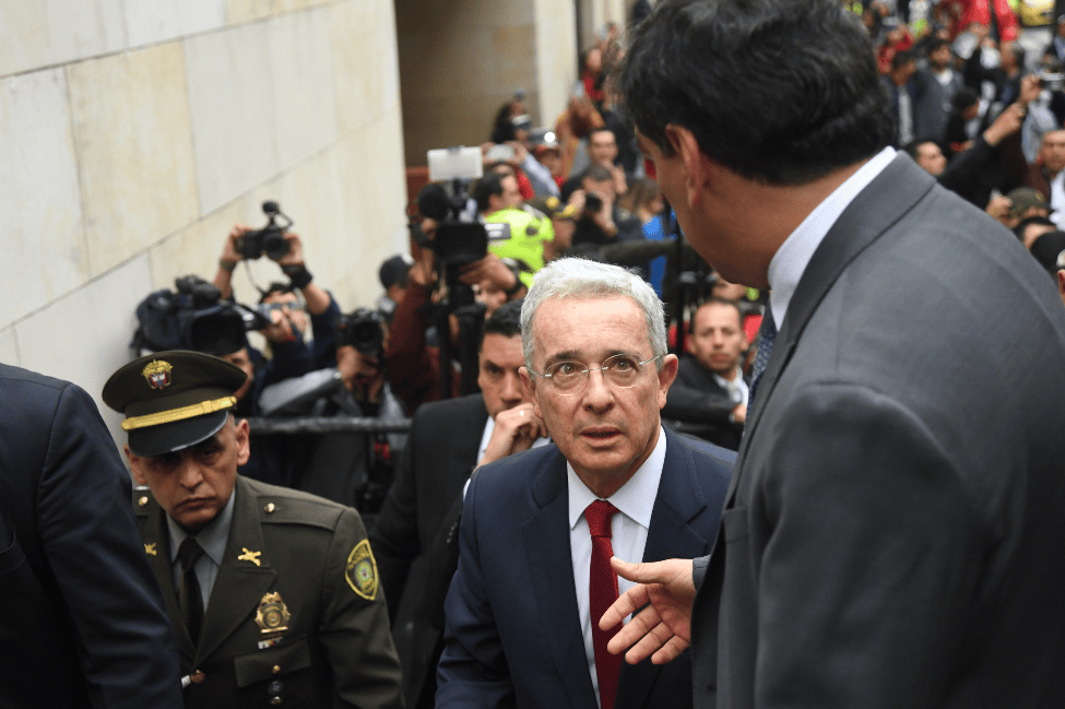 Álvaro Uribe Vélez junto al representante a la Cámara Álvaro Hernán Prada (de espaldas).