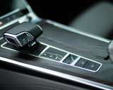 ¿Para qué sirven el más y el menos en un carro automático y cómo usarlos?